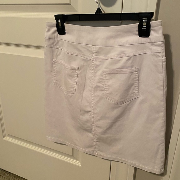 Slimsation 19” Skort in White - Picture 2 of 7